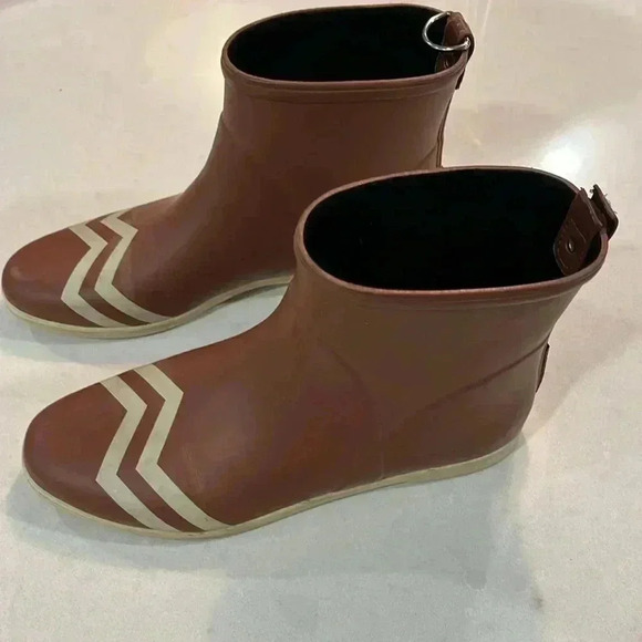 Alice & Whittles Shoes - Alice & Whittles Rain Booties Caramel & Cream 9 Chevron Design on Toe Trendy Fun